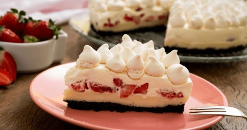 torta de morango com suspiros